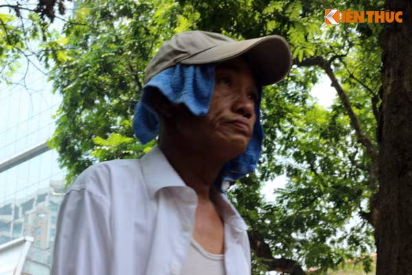 Một số người đi bộ cũng sử dụng cách thức tương tự nhằm tránh được phần nào không khí oi bức ngoài đường. Ảnh chụp trên đường Quán Sứ.