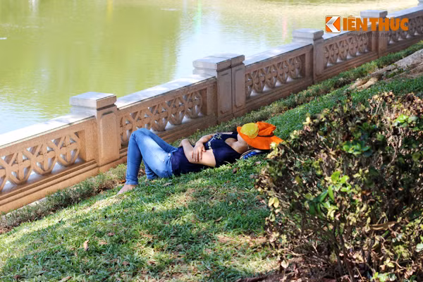 Ngủ một cách ngon lành trên thảm cỏ bên mặt hồ.