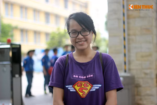 Nở nụ cười rất tươi, em Dương Ngọc Linh (THPT Trần Phú, Hoàn Kiếm, Hà Nội) đánh giá: "Các câu hỏi môn Sử năm nay không quá khó. Riêng em, em làm bài không bỏ sót câu nào và khoảng thời gian làm bài cũng hợp lý. Em tự tin đạt 8 điểm cho bài làm của em".