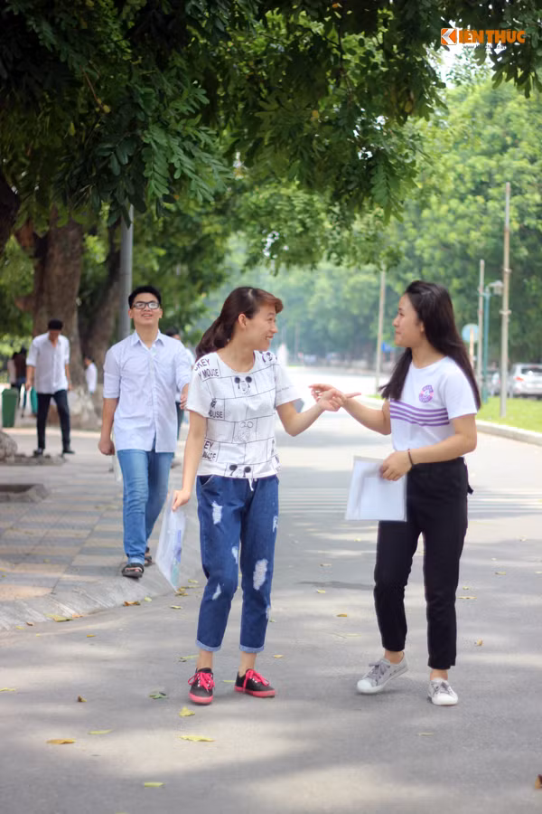 Hai nữ sinh chia sẻ niềm vui cùng nhau sau khi hoàn thành tốt bài thi của mình.