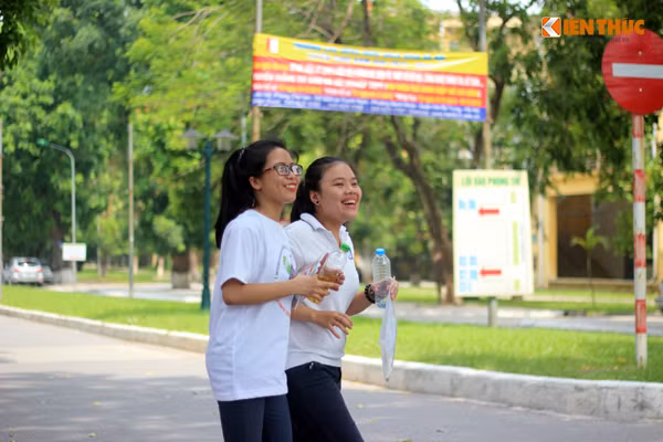 Nhieu thí sinh cuòi rạng rõ sau khi thi mon Lich su-Hinh-2