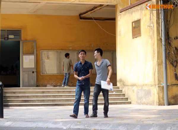 Nhiều thí sinh rời khỏi phòng thi đều nở nụ cười rất tươi.