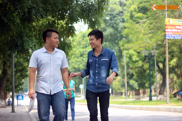 Nhieu thí sinh cuòi rạng rõ sau khi thi mon Lich su