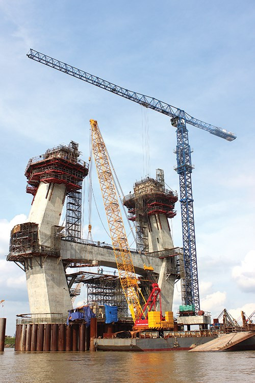 Các trụ tháp dần hiện hình.