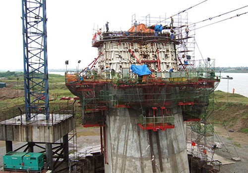 Thi công trụ tháp cầu chính.