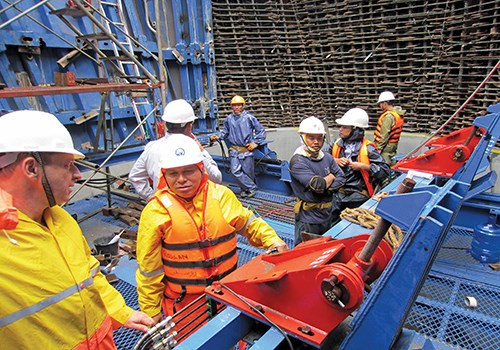 Các kỹ sư trao đổi kỹ thuật khi thi công bên trong thân trụ cầu chính.