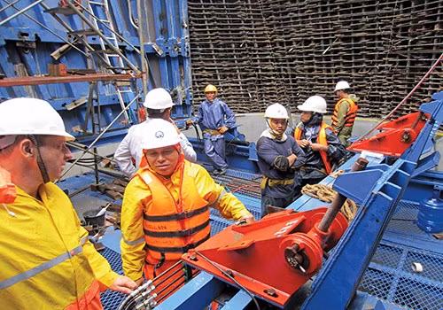 Các kỹ sư trao đổi kỹ thuật khi thi công bên trong thân trụ cầu chính.