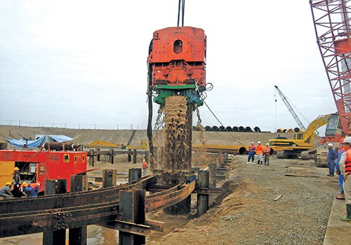 Đóng cọc thử cho cọc dưới tại trụ P14 bằng búa rung (PTC HV100) kết hợp máy xói (CJ330E).