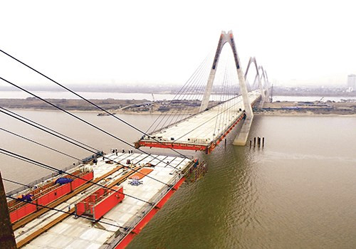 Để hợp long ở giữa nhịp cần độ chính xác về vị trí dầm, độ chính xác theo phương ngang và đứng của mặt cắt dầm và của các mối nối, các kỹ sư phải phân tích lực căng dây văng, vật liệu và nhiệt độ không khí, từ đó xác định giới hạn cho phép ở mỗi bước thi công.