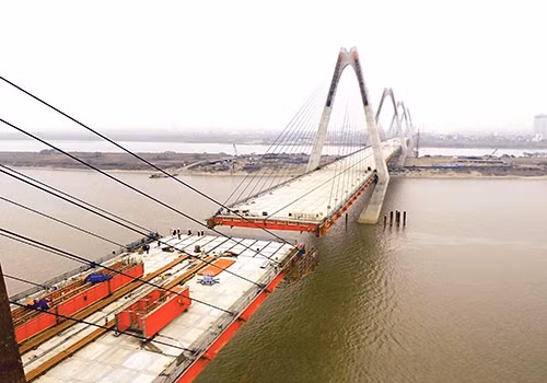 Để hợp long ở giữa nhịp cần độ chính xác về vị trí dầm, độ chính xác theo phương ngang và đứng của mặt cắt dầm và của các mối nối, các kỹ sư phải phân tích lực căng dây văng, vật liệu và nhiệt độ không khí, từ đó xác định giới hạn cho phép ở mỗi bước thi công.