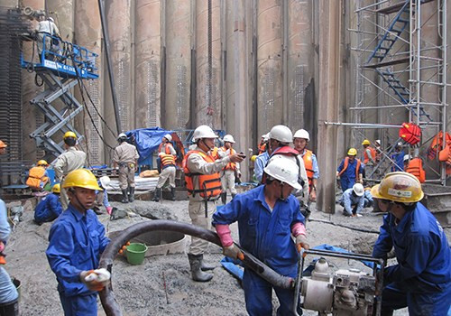 Kỹ sư, công nhân Việt Nam - Nhật Bản luôn sát vai trong tất cả công đoạn thi công cầu.