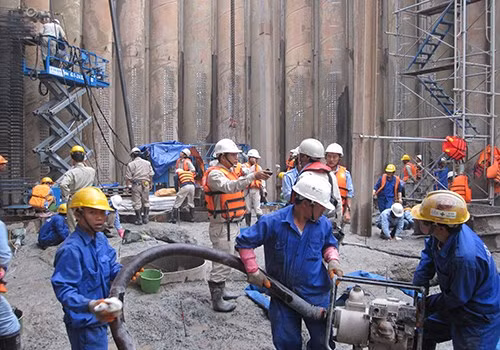 Kỹ sư, công nhân Việt Nam - Nhật Bản luôn sát vai trong tất cả công đoạn thi công cầu.
