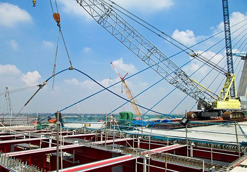 Công việc văng dây đòi hỏi sự phối hợp nhịp nhàng, chính xác giữa các bộ phận thi công.