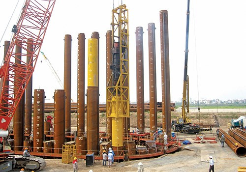 Đóng hoàn thiện cọc tại trụ P14 bằng búa Diesel.