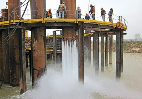 Đóng cọc dưới trụ cầu P12 sử dụng máy xói tia nước (CJ330E) .