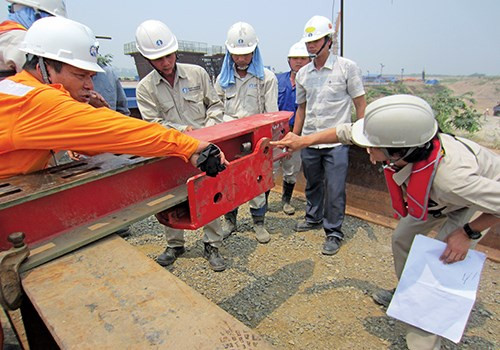 Kiểm tra đà giáo trước khi lắp đặt.