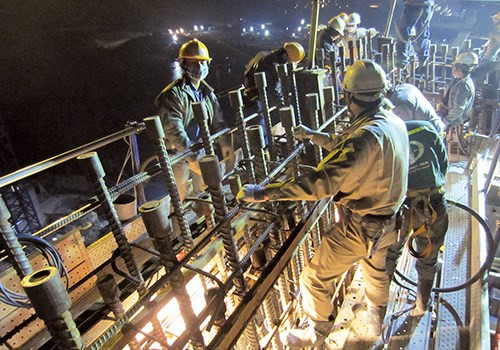 Lắp đặt mối nối cốt thép thân trụ cầu chính. Tiến độ là một trong những yếu tố quyết định, việc thi công ban đêm là chuyện thường đối với dự án cầu Nhật Tân.