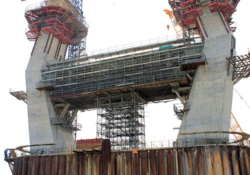 Dầm ngang trụ tháp được thi công kết hợp hệ thống dàn giáo Nikken Duboku và hệ thống giáo đỡ tạm thời.