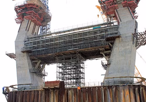 Dầm ngang trụ tháp được thi công kết hợp hệ thống dàn giáo Nikken Duboku và hệ thống giáo đỡ tạm thời.