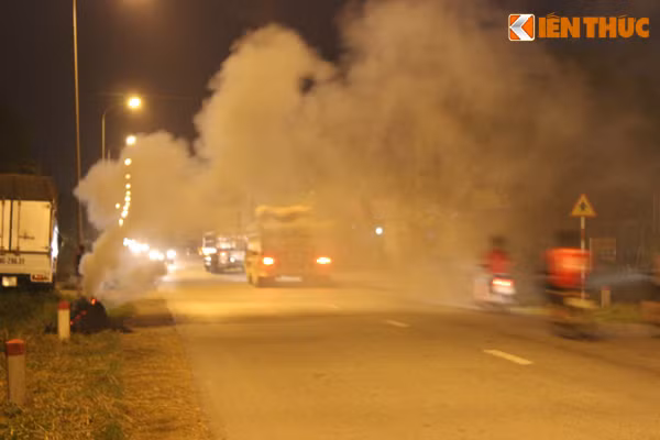 Khói rơm, rạ như "hun sống" người đi đường.