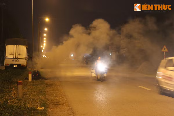 Không khí nóng nực của mùa hè, cộng thêm khói rơm khiến nhiều người đi đường càng mệt mỏi.