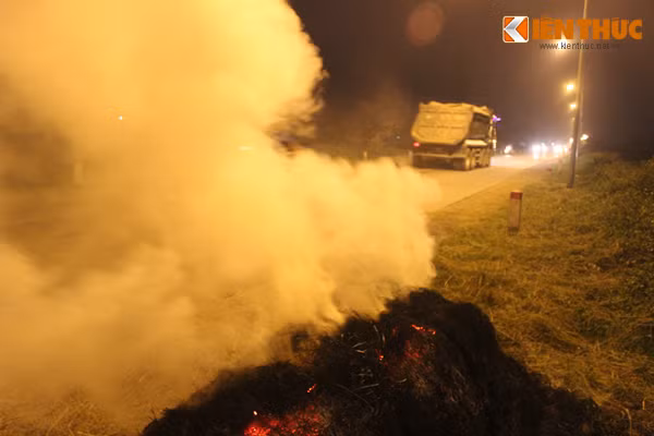 Cứ đến chiều tối, cảnh đốt rơm rạ lại diễn ra. Ảnh chụp tại phố Gốt (xã Đông Sơn, Chương Mỹ, Hà Nội).