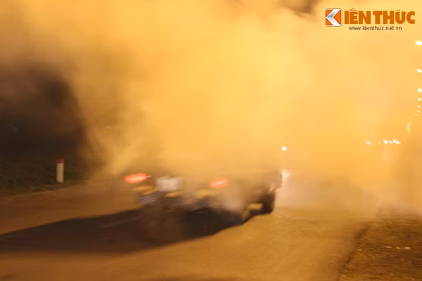 Không những thế, khói rơm còn che khuất tầm nhìn giao thông của người đi đường khiến nguy cơ tai nạn rất dễ xảy ra.