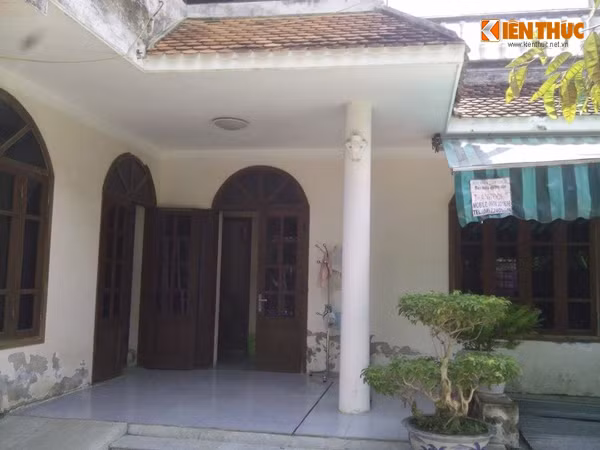 Chúng tôi tìm về Xa La (Hà Đông, Hà Nội), hỏi thăm cụ bà Lê Thi với biệt danh cụ bà "xì -tin" thì hầu như mọi người nơi đây ai cũng biết. Cụ Thi nổi tiếng bởi ở tuổi gần 100 mà cụ vẫn có thể bật máy tính lên để sử dụng Facebook, đọc tin tức, soạn thảo văn bản... một cách thành thạo.