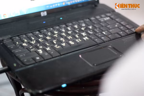 "Sự hiểu biết về các thiết bị công nghệ như máy tính, điện thoại... tôi không bằng mẹ chồng đâu. Nhiều lúc cũng phải bái phục mẹ. Mẹ tôi lên mạng chủ yếu là nói chuyện với cháu ở bên Nga, hoặc vào đọc tin tức rồi ngồi chát với bạn bè", bà Trương Thị Chức (gần 70 tuổi, con dâu cụ Thi) chia sẻ.