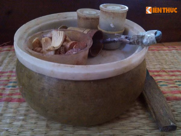 Một sở thích khác của cụ Thi là cụ có thể ăn trầu cả ngày mà không chán. Những miếng trầu cũng tự tay cụ têm lấy. Nói về bí quyết sống khỏe của mình, cụ Thi chỉ cười và cho biết: "Tôi chẳng có bí quyết gì đặc biệt cả, tôi chỉ ăn ngủ đúng giờ (tối 10h đi ngủ, sáng dậy từ lúc 5h tập thể dục). Tôi ăn nhiều thức ăn có chứa tinh bột và thỉnh thoảng tự làm mọi việc nhỏ nhẹ chứ không ngồi một chỗ lâu...".