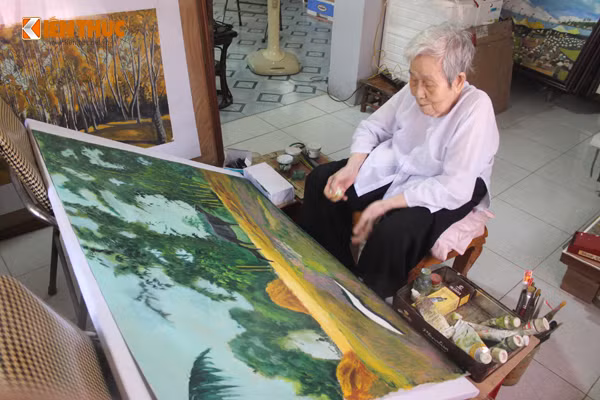 Chia sẻ về câu chuyện vẽ tranh của mình, cụ Thi cho hay, cụ học vẽ tranh từ khi vợ chồng người con trai đón cụ ra Hà Nội sinh sống. Để giúp đỡ con, cụ ở nhà trông cháu và tự học vẽ tranh. "Tôi vẽ chủ yếu là tranh phong cảnh thiên nhiên, tranh vùng quê... các bức tranh không hề giống nhau và tùy theo từng cảm hứng. Trước đây sức khỏe còn tốt, tôi còn vẽ được những bức tranh to nhưng giờ già yếu rồi nên chỉ vẽ những bức nhỏ thôi", cụ Thi chia sẻ.