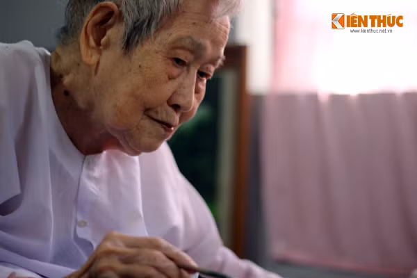 Cụ Lê Thi sinh năm 1920, đến nay đã 95 tuổi. Cụ sinh ra ở Thanh Hóa, trong gia đình có 11 anh chị em. Tuy nhiên, do gia đình của cụ không có điều kiện nên bố mẹ chỉ cho mấy anh em đi học, còn các cô con gái phải ở nhà ra đồng làm ruộng phụ giúp gia đình. Cụ Thi chỉ biết đến con chữ nhờ học lỏm đám bạn ở gần nhà khi họ học bài.