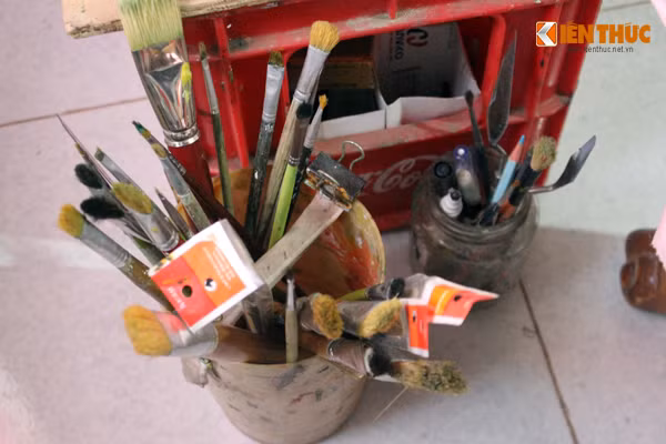 Những cây bút màu tạo nên những tác phẩm nghệ thuật hội họa của cụ Thi.