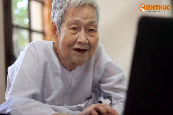 Cuộc sống giản dị nhưng rất công nghệ của cụ bà gần 100 tuổi khiến nhiều người ngưỡng mộ. Được biết, năm 2009, cũng nhờ máy tính mà trong 2 năm cụ Thi đã cho ra mắt cuốn tiểu thuyết “Ngược dòng”, tiểu thuyết dài gần 600 trang do nhà xuất bản Văn học in ấn, xuất bản.