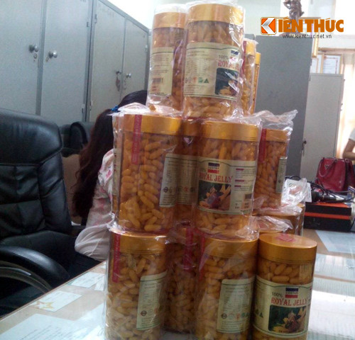 Cận cảnh lọ sữa ong chúa Costar giả bị lực lượng chức năng bắt giữ.