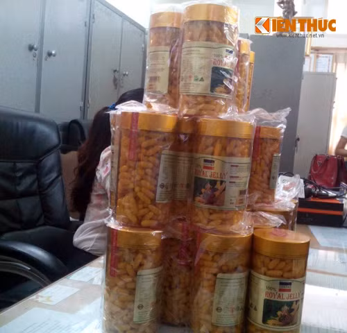 Cận cảnh lọ sữa ong chúa Costar giả bị lực lượng chức năng bắt giữ.