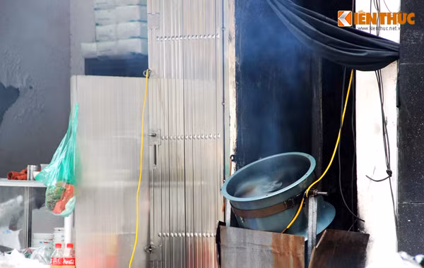 Đây là hình ảnh chiếc quạt gió hút khói hướng thẳng ra phía đường đi của quán bún chả trên phố Hàng Than.