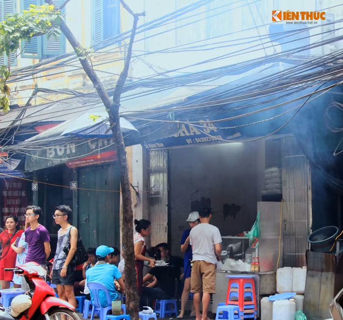 Trên phố Hàng Than, một quán bún chả dùng quạt công suất lớn hút và thổi khói ra ngoài đường.