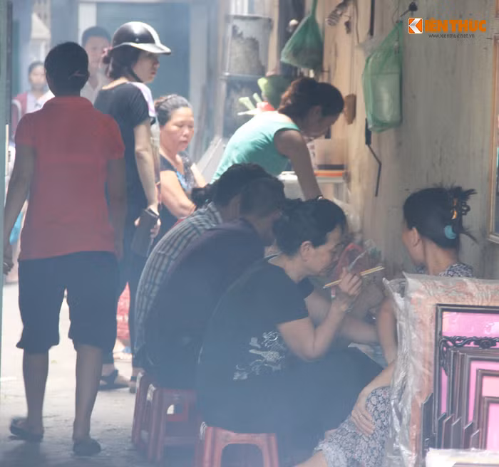 Nhiều thực khách vừa ăn bún chả vừa chịu cảnh bị hun khói, biến thành món "thịt nướng". Ảnh chụp trên phố Hàng Quạt.