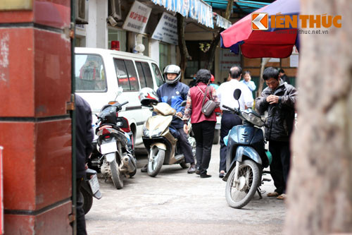 Theo quan sát của phóng viên, hàng chục xe máy dựng tùy tiện trong sân. Đặc biệt có nhiều chiếc xe "vây" xung quanh xe cứu thương. Chứng kiến cảnh này, nhiều người tự hỏi, trong những tình huống phải chuyển bệnh nhân cấp cứu khẩn cấp, chiếc xe cứu thương phải chờ bao lâu để có đường ra.