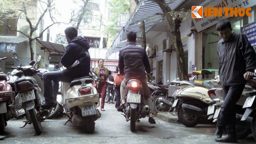 Xe máy để không có thứ tự, chiếm gần như hết phần diện tích đường ra vào buộc người nhà, người bệnh đến thăm khám phải luồn lách qua các kẽ hở để đi.