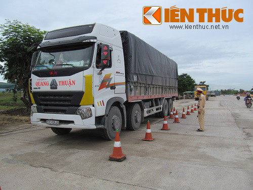 Lực lượng CSGT Quảng Bình kiên quyết xử lý xe quá tải.