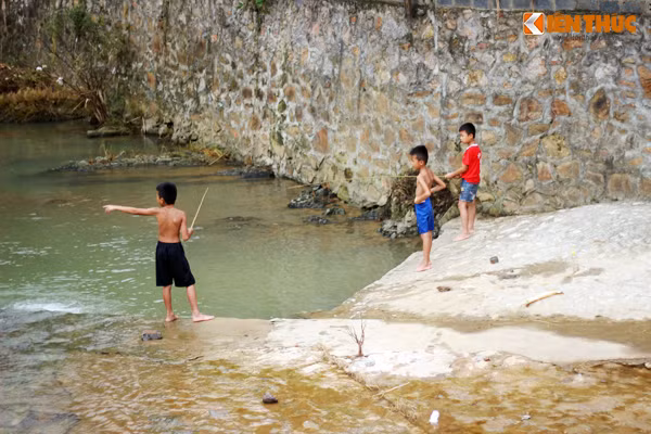 Thương bố mẹ, nhiều em còn rủ nhau mang cần câu ra các con suối nhỏ, ao, hồ gần nhà để bắt cá... cải thiện bữa ăn.