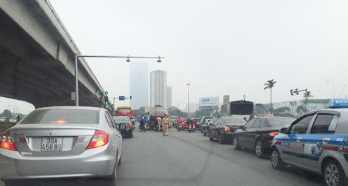 Xe cho xang dam lien tiep 9 xe may o Ha Noi-Hinh-2