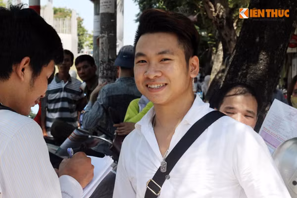 Em Hoàng cười tươi sau khi kết thúc bài thi của mình.