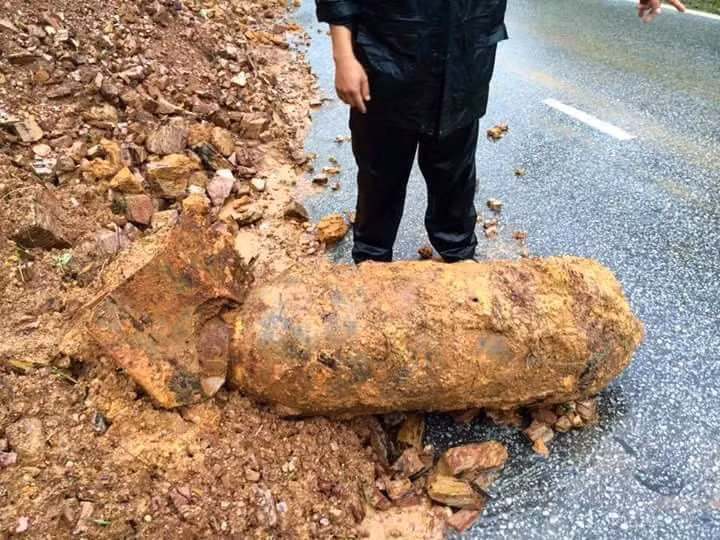 Phát hiẹn bom nạng 350kg trong dóng sạt lỏ ỏ Bác Kạn