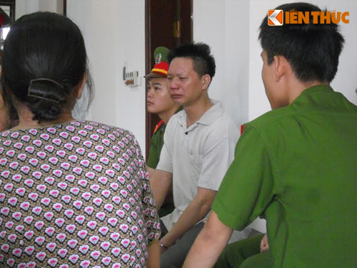 Phượng khóc mếu sau khi nhận án tử vì tội vận chuyển trái phép chất ma túy.