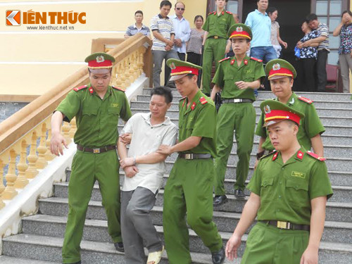 Nhiều người thân của Phượng khóc ngất phía sau khi lực lượng Công an giải Phượng ra xe.