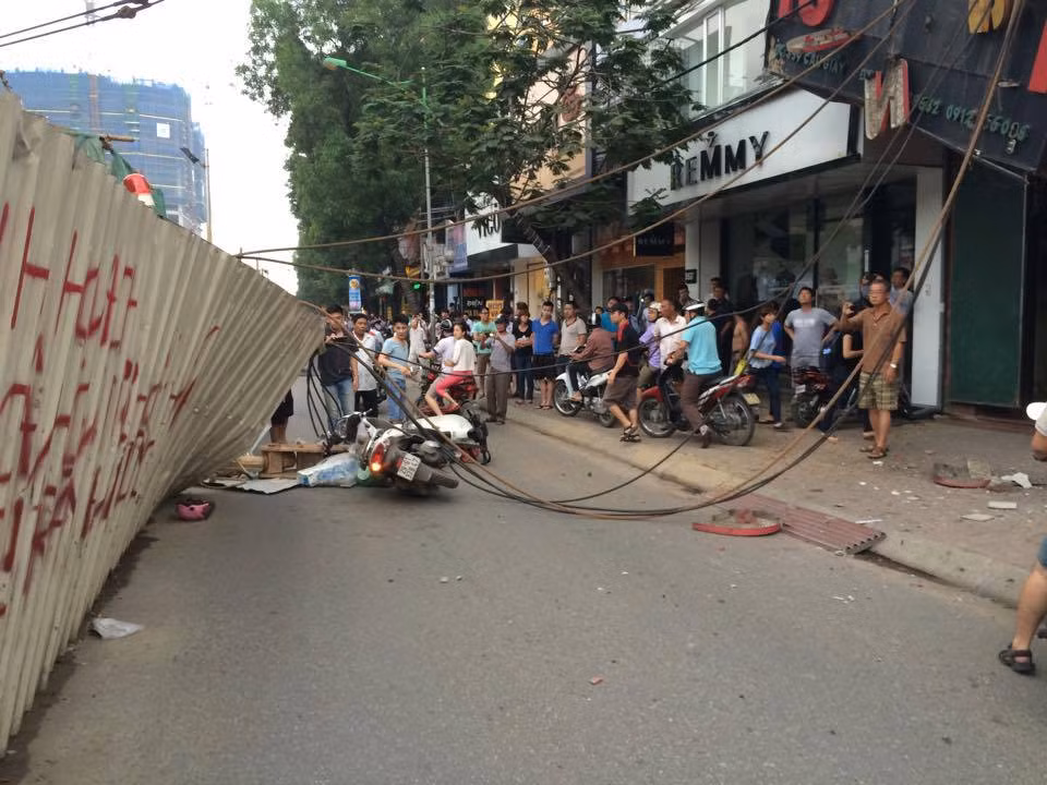 Cau duong sat do thi de bep nha nguoi dan, ba bau nhap vien-Hinh-3
