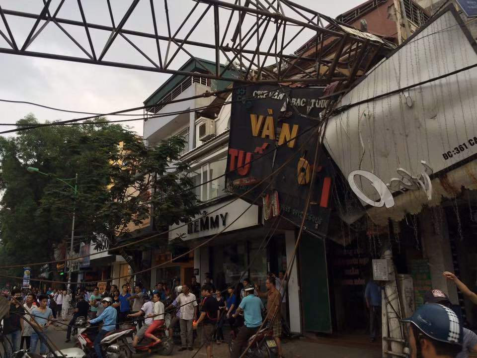 Cau duong sat do thi de bep nha nguoi dan, ba bau nhap vien-Hinh-2